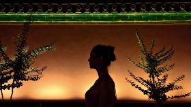 Silhouette einer Passantin am Tian_anmen Square; Peking